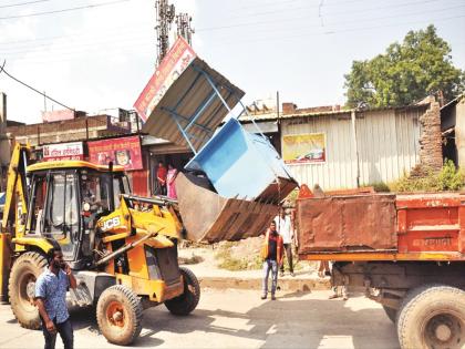 Hersul t point breathed a sigh of relief; Municipality removed 15 encroachments on the road | हर्सूल टी पॉइंटने घेतला मोकळा श्वास; रस्त्यावरील १५ अतिक्रमणे मनपाने हटविली