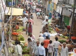 Solapur roads are big, only small for transport! | सोलापुरातील रस्ते नावालाच मोठे, वाहतुकीसाठी मात्र छोटे !