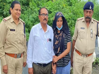 Archana Tiwari, who was missing for 13 days in Katni, was handed over to her family by the police | नजर खाली, काकाचा हातात हात...लग्नासाठी आलेली ५ स्थळे नाकारणारी अर्चना तिवारी घरी कशी पोहचली?