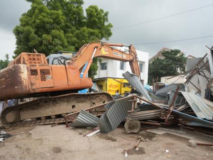 pimpri chinchwad news PMRDA cracks down on 166 encroachments in Hinjewadi; provides relief to traffic | पीएमआरडीएतर्फे हिंजवडीत १६६ अतिक्रमणांवर हातोडा;वाहतुकीला दिलासा pimpri chinchwad news PMRDA cracks down on 166 encroachments in Hinjewadi; provides relief to traffic | पीएमआरडीएतर्फे हिंजवडीत १६६ अतिक्रमणांवर हातोडा;वाहतुकीला दिलासा