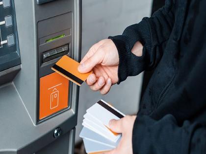 ATM Card changed by trick; Retired principal realized after 40 thousand was spent | हातचलाखीने एटीएम कार्ड बदललं; ४० हजार गेल्यानंतर निवृत्त मुख्याध्यापकास समजलं ATM Card changed by trick; Retired principal realized after 40 thousand was spent | हातचलाखीने एटीएम कार्ड बदललं; ४० हजार गेल्यानंतर निवृत्त मुख्याध्यापकास समजलं