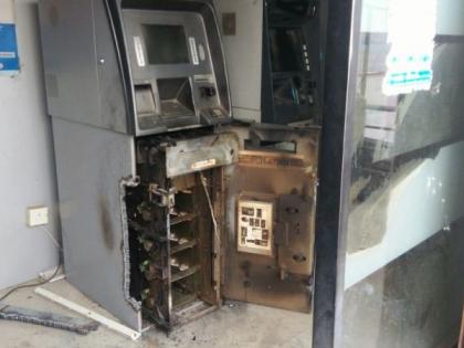 SBI blasted State Bank ATM; 8 lakh 48 thousand lamps | बार्शीटाकळीत स्टेट बँकेचे एटीएम फोडले; आठ लाख ४८ हजार लंपास