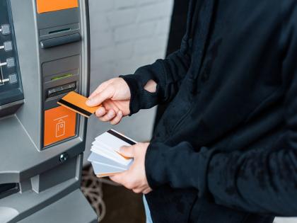 Pune Crime: Fraud of 80 thousand by changing ATM card under the pretext of helping | Pune Crime : मदतीचा बहाना करत एटीएम कार्ड बदलून ८० हजारांची केली फसवणूक Pune Crime: Fraud of 80 thousand by changing ATM card under the pretext of helping | Pune Crime : मदतीचा बहाना करत एटीएम कार्ड बदलून ८० हजारांची केली फसवणूक