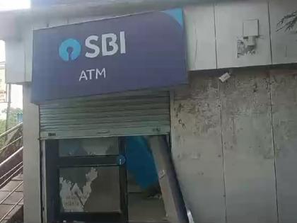 Thieves stole an ATM machine from Dharur, police gave chase and fled the car | धारूरमधून एटीएम मशीन चोरट्यांनी पळवली, पोलिसांनी पाठलाग करताच गाडी सोडून पसार