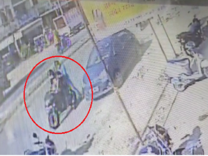 'Dhoom' style theft while depositing cash in ATMs; Fleeing on a sport bike with Rs 3 lakh 50 thousand | एका मिनिटांमध्ये ३ लाख ५० हजार पळवले; एटीएममध्ये रोकड भरताना चोरट्यांची 'धूम' स्टाईल चोरी