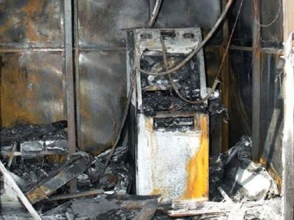 ATM took fire while cutting the machine with a gas cutter for theft four lakh cash hack | चोरीसाठी गॅस कटरने मशीन कट करताना एटीएमने घेतला पेट; चार लाखांची रोकड खाक