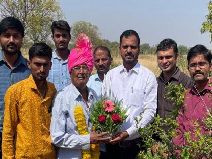 Farmer Vetal Chavan of Atpadi taluka gave Mahavitran and immediate electricity connection | ..अखेर 'त्या' शेतकऱ्यास मिळाली रीतसर वीज जोडणी; अधिकाऱ्यांसमोर इंग्रजीतून मांडल्या होत्या समस्या