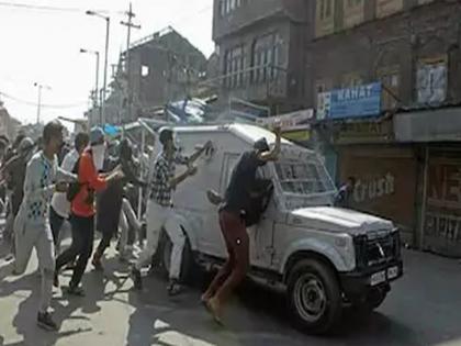 CRPF Vehicle Attacked By Protesters, Runs Over 3 In Kashmir | काश्मीरमध्ये CRPF च्या गाडीवर आंदोलनकर्त्यांचा हल्ला, तीन जणांना चिरडलं