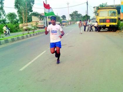 For 'Padhenga India, Badhenga India', he ran 333 kilometers | ‘पढेंगा इंडिया, बढेंगा इंडिया’साठी तो धावला ३३३ किलोमीटर