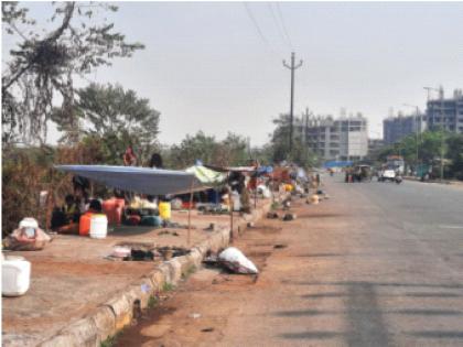 The sidewalk in Panvel is occupied by huts; Conditions in the railway station area | पनवेलमध्ये पदपथ झोपड्यांनी व्यापले; रेल्वे स्थानक परिसरातील स्थिती