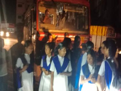 Students staged a protest at Aundh bus stand in Bharpawan demanding the start of ST buses | आमची एस.टी सुरु झालीच पाहिजे!, भरपावसात विद्यार्थ्यांचा औंध बसस्थानकात ठिय्या आंदोलन 