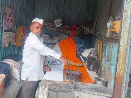 Pradeep Baburao Hazare, a saint from Aundh satara has been ironing the tricolor flag for free for the past 40 years | Satara: तिरंगा ध्वजाला करून देतायत गेल्या ४० वर्षांपासून मोफत इस्त्री, औंधमधील प्रदीप हजारे यांची अशीही अनोखी देशसेवा