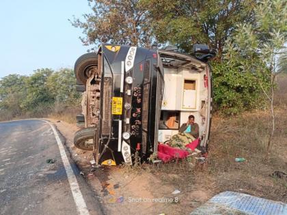 Travels carrying laborers overturned; One killed, 12 injured | मजुरांना घेऊन जाणारी ट्रॅव्हल्स पलटली; एक ठार, 12 जण जखमी