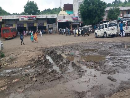 Near the end of the property, the plight of the bus station! | संपता संपेना औंढा बसस्थानकाची दैना!