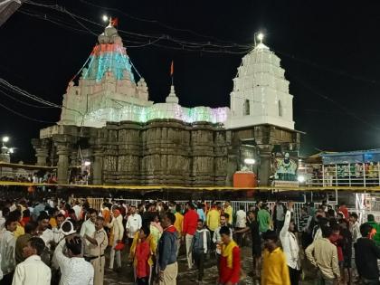 Shrawani Somwar: Jyotirlinga at Aundha Nagnath Bm..Bb...Bhole's chant | पहिल्या श्रावणी सोमवारी ज्योतिर्लिंग औंढा नागनाथ येथे घुमला बम..बम...भोलेचा गजर