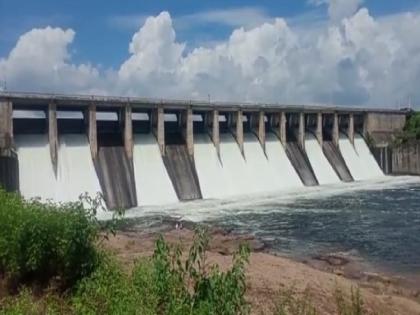 Aundha Nagnath News: Siddheshwar dam water level rise, ten gates opened | सिद्धेश्वर धरणाच्या पाणीपातळीत वाढ, दहा दरवाजे उघडले