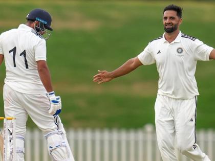 Auqib Nabi Dar Scripts History He Becomes First Player To 4 Wickets In 4 Balls Duleep Trophy 4th Indian In First Class Cricket | Duleep Trophy : नवख्या गोलंदाजाची हवा! चार चेंडूत चार विकेट्स घेत रचला नवा इतिहास