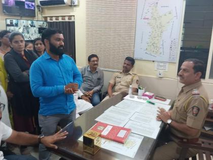 police complaint of maratha kranti morcha against police inspector kiran bakale who insulted maratha women | मराठा महिलांबद्दल अपशब्द काढणाऱ्या पोलिस निरीक्षक किरण बकाले विरुद्ध मराठा क्रांती मोर्चाची  पोलिसांत तक्रार