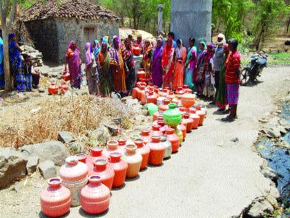 Soreness of drought-stricken: Once upon the river's water, sugarcane has to be impregnated. | दुष्काळग्रस्तांच्या व्यथा : एकेकाळी नदीच्या पाण्यावर घेतला ऊस, आता टँकरवर भागवावी लागतेय तहान