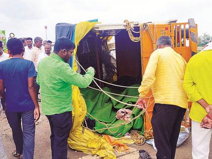 Tempo returning from Pandharpur overturns while taking a turn; Ten Warkari from Nanded district injured | पंढरपूरहून परतणारा टेम्पो वळण घेताना उलटला; नांदेड जिल्ह्यातील दहा वारकरी जखमी Tempo returning from Pandharpur overturns while taking a turn; Ten Warkari from Nanded district injured | पंढरपूरहून परतणारा टेम्पो वळण घेताना उलटला; नांदेड जिल्ह्यातील दहा वारकरी जखमी
