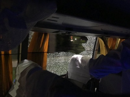 Stone thrown at australia team's bus while returning to hotel in guvahati | ऑस्ट्रेलिया संघाच्या बसवर दगडफेक, विजयानंतर हॉटेलमध्ये परतताना फेकला दगड, काचा फुटल्या