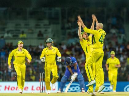 australia captain Pat Cummins could miss the 3 match ODI series against India next month due to a wrist injury  | भारताविरूद्धच्या वन डे मालिकेपूर्वी ऑस्ट्रेलियाचं टेन्शन वाढलं; कर्णधाराच्या दुखापतीनं तोंड वर काढलं