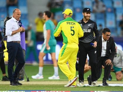 T20 World Cup, AUS vs NZ Live : Australia have won the toss and they've decided to bowl first, No Steve Smith for Australia and No Martin Guptill for New Zealand | T20 World Cup, AUS vs NZ Live : Steve Smith ला ऑस्ट्रेलियाच्या संघात नाही स्थान; रोहित, विराटला टक्कर देणाऱ्या  फलंदाजाला किवींनी बाकावर बसवले