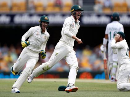 Aus vs Pak: Australia thrash Pakistan by an innings and 5 runs in Brisbane Test to go 1-0 up in series | Aus vs Pak: ऑस्ट्रेलियानं पाकिस्तानचा फडशा पाडला; पहिल्या कसोटीत दणदणीत विजय