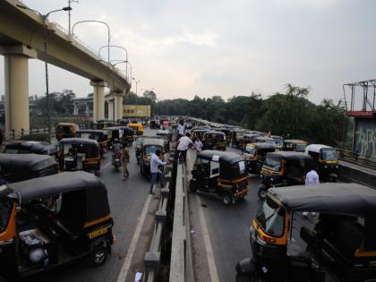 The rickshaw pullers who were harassing the Pune people protested 37 people arrested | पुणेकरांना वेठीस धरणाऱ्या रिक्षाचालकांना आंदोलन भोवले; ३७ जणांना अटक