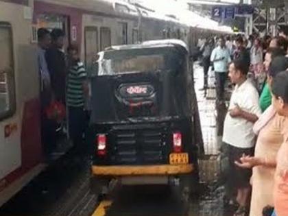 rickshaw on the Virar railway station | ...अन् विरार रेल्वे स्थानकात चक्क रिक्षा फलाटावर धावली