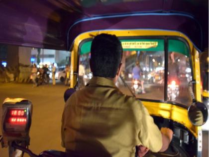 Two brothers were thrown from the second floor by the rickshaw rush | रिक्षा घेण्याच्या वादातून दोघा भावांना दुसऱ्या मजल्यावरुन फेकले