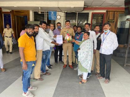 In Pune auto rickshaw pullers gave love letters and roses to the police | Valentine Day: पुण्यात रिक्षाचालकांनी पोलिसांना दिले प्रेमपत्र अन् गुलाब