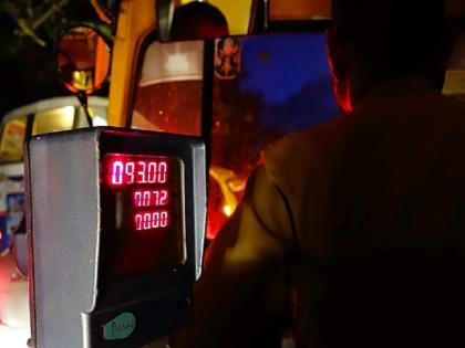 Why is the meter running? The rickshaw driver was beaten while doing so pune crime news | Pune | मीटर जाेरात का पळत आहे? असे बाेलत रिक्षा चालकास मारहाण