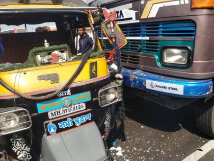 Rickshaw collides with truck, 10 passengers injured; Accident at Savarkar Chowk near Karanja city | ट्रकला धडकली रिक्षा, १० प्रवाशी जखमी; कारंजा शहरालगतच्या सावरकर चौकात अपघात