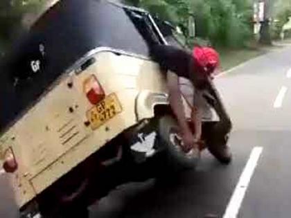 Auto rickshaw man change the tyre while driving video goes viral | बाबो! चालत्या ऑटो-रिक्षाचा बदलला टायर, लोक म्हणाले, अरे...हे तर जेम्स बॉन्डचे पप्पा...