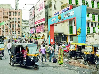 Auto drivers circled at Nagpur railway station: Detention of traffic | नागपूर रेल्वेस्थानकाला घातला ऑटोचालकांनी विळखा :वाहतुकीचा खोळंबा