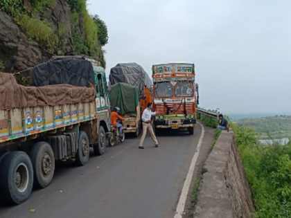 Outram Ghat closed for heavy traffic, alternative road also bad; Now the traffic is diverted through this way | औट्रम घाटातून जड वाहतूकीस बंदीनंतर पर्यायी रस्ताही खराब; आता 'या' मार्गे वाहतूक वळणार