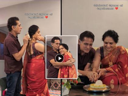 avinash narkar and aishwarya narkar 29th wedding anniversary actress shared romantic video | प्रेम असं करावं! सुखी संसाराची २९ वर्षे, अविनाश नारकरांनी पत्नीच्या केसात माळला गजरा, ऐश्वर्या यांनी शेअर केला रोमँटिक व्हिडिओ