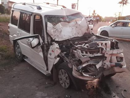 Scorpio and truck crash; Five people from Khed taluka were seriously injured | Pune | स्कॉर्पिओ आणि ट्रकचा भीषण अपघात; खेड तालुक्यातील पाच जण गंभीर जखमी