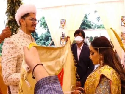 Shivsena Minister Dada Bhuse son wedding with Thane MP Rajan Vichare Daughter | ठाण्याचे खासदार झाले कृषीमंत्र्यांचे व्याही; राजन विचारेंची लेक बनली दादा भूसेंच्या घरची सून