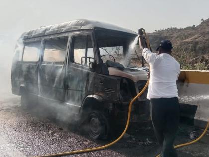 Sudden fire to a tempo traveler going to Bhimashankar; Burn in a few minutes | भीमाशंकरला जाणाऱ्या टेम्पो ट्रॅव्हलरला अचानक आग; काही मिनिटात जळून खाक 