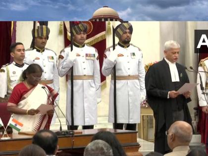 Justice Uday Umesh Lalit takes oath as The Chief Justice of India at Rashtrapati Bhavan in the presence of President Droupadi Murmu | CJI Uday Umesh Lalit Oath: आनंदाचा क्षण! उदय लळीत देशाचे ४९ वे सरन्यायाधीश; राष्ट्रपती द्रौपदी मुर्मू यांनी दिली शपथ