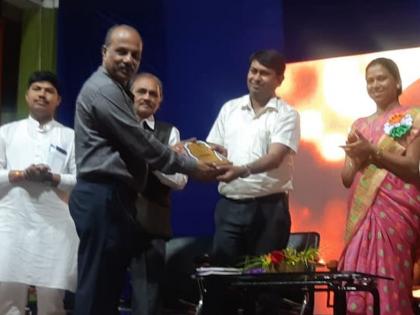 Dr. Vinay Dandale Awarded the State Level Glossary Literature Award | डॉ . विनय दांदळे राज्यस्तरीय शब्दसृष्टी साहित्य पुरस्काराने सन्मानित 