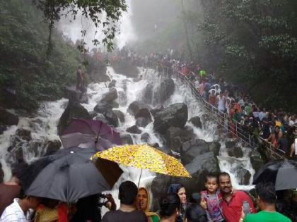 Amboli hill station News | आंबोली पर्यटकांनी चिंब, दरवर्षीप्रमाणे यावर्षीही वाहतूक कोंडी 