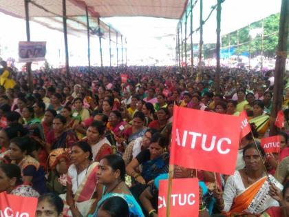 Azad Maidan under the action committee flags | कृती समितीच्या झेंड्याखाली आझाद मैदानात अंगणवाडी कर्मचाऱ्यांचे जोरदार आंदोलन