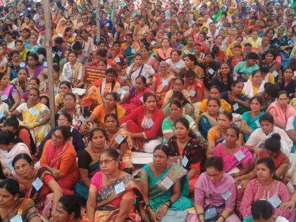 Agitation of thousands of women domestic workers in Azad Maidan | घरकाम करणाऱ्या हजारो महिला कामगारांचे आझाद मैदानात आंदोलन