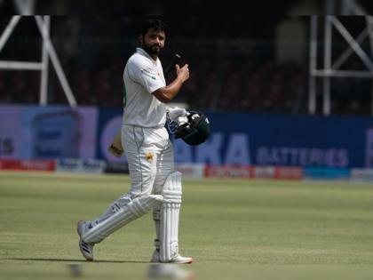 PAK vs AUS, 3rd Test : Azhar Ali livid after being controversially given out on review, Pakistan 167/5, Watch Video  | PAK vs AUS, 3rd Test : अम्पायर्सनी उचललाय पाकिस्तानला हरवण्याचा विडा; Azhar Aliच्या वादग्रस्त विकेटने सुरू झालीय चर्चा, Video 