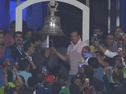 IND vs WI T20: Gautam Gambhir unhappy with Mohammad Azharuddin rings bell at Eden Gardens | IND vs WI T20 : अझरुद्दीनने 'घंटा' वाजवली, गौतम गंभीरची 'सटकली'