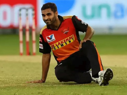 IPL 2020 Bhuvneshwar Kumar out of IPL with thigh muscle injury likely to miss Australia tour as well | IPL 2020: जखमी भुवनेश्वर कुमार आयपीएलमधून ‘आऊट’