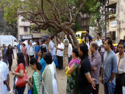 lok sabha election 2024 voting by mobile flashlight because power supply cut off in bhandup khindipada polling station | मोबाइल टॉर्चच्या प्रकाशात मतदान; भांडुपच्या खिंडीपाड्यातील मतदान केंद्रात वीजपुरवठा खंडित